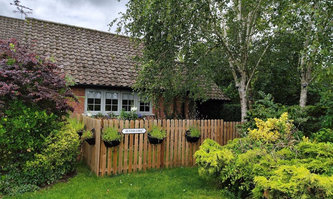Great Moulton Cottage | HUNTERS LODGE, pet friendly, with a garden in Long Stratton