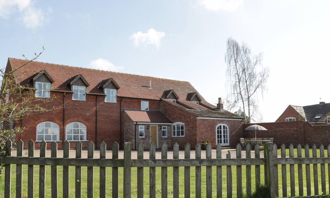 Tenbury Wells Cottage | HUNTERS MOON, pet friendly, with open fire in Tenbury Wells