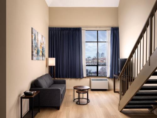 Inner Harbour Hotel | Huntingdon Hotel and Suites