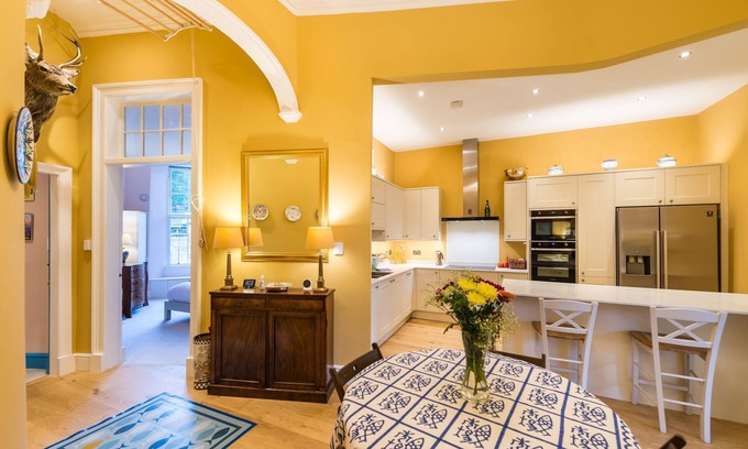 Bonnington Apartment | Huntly Street - An artist's residence