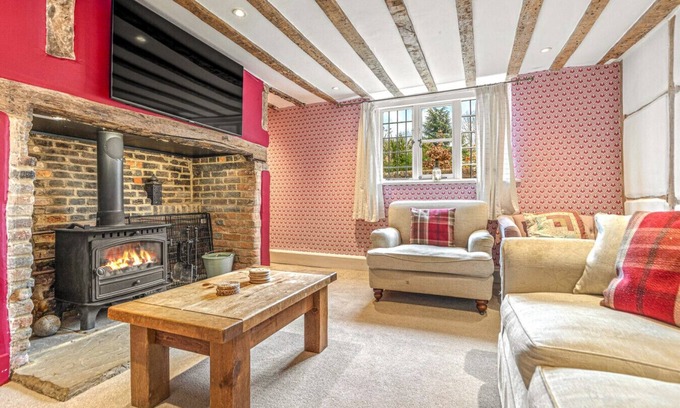 Henley House | Hunts cottage - Pet friendly