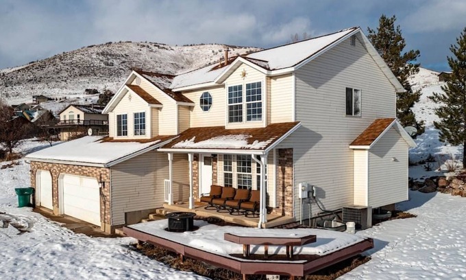 Huntsville House | HuntsVilla Getaway | Snowbasin | Private Home