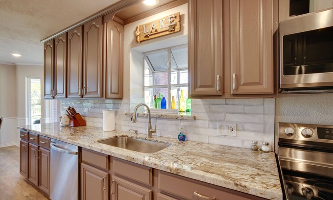 Oakhurst House | Huntsville Home w/Boat Dock on Trinity River!