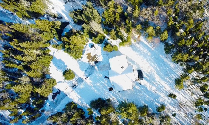 Huntsville House | Huntsville luxury forest retreat, secluded 4B home with swimspa pool and hot tub