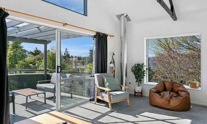 Taupo House | Huon Homestay Summary