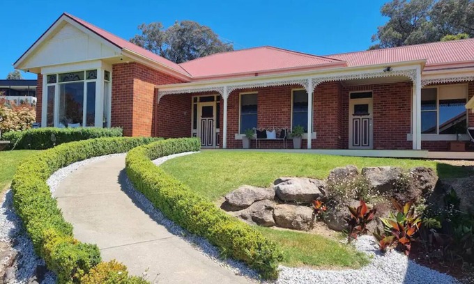 Wodonga House | "Huonview" House on the Hill. Views for miles. 5 mins from CBD