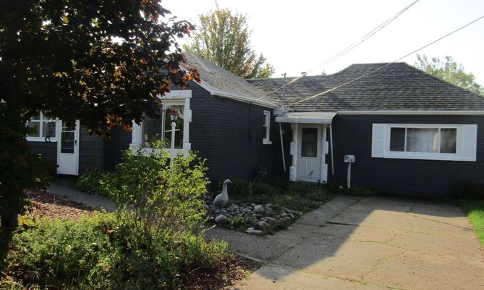 Oscoda House | "Huron Winds" a charming 3-bedroom house just steps from Lake Huron in Oscoda