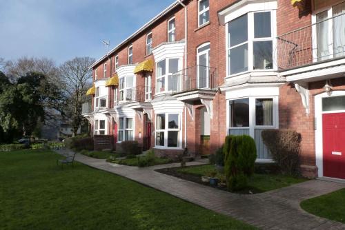 Uplands Bed & Breakfast | Hurst Dene Aparthotel