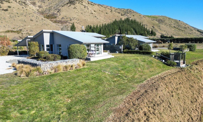 Hurunui House | Hurunui River Retreat - Tussock Cottage