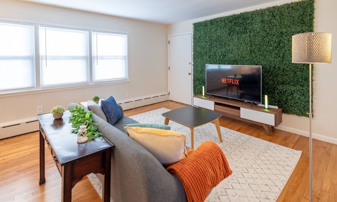 Belleville Apartment | Hustle and Bustle in Belleville - 1 Bedroom