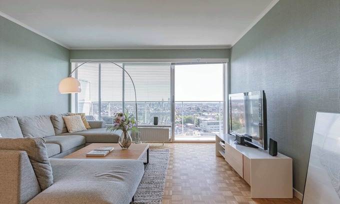 Ghent Apartment | Huswell - Bright apartment with city view