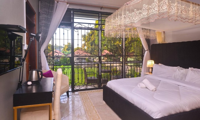 Entebbe Hotel | HUTLAND HOTEL