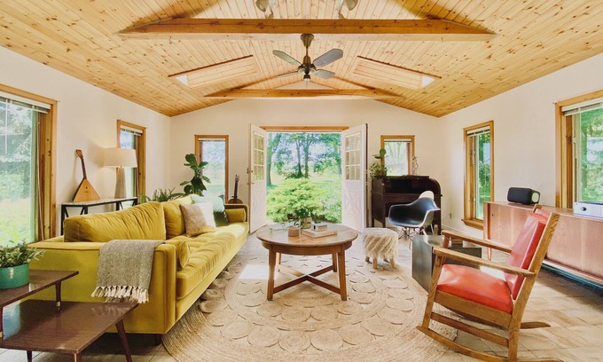 Consecon House | Huycks House - Prince Edward County Retreat Near Wineries and Beaches