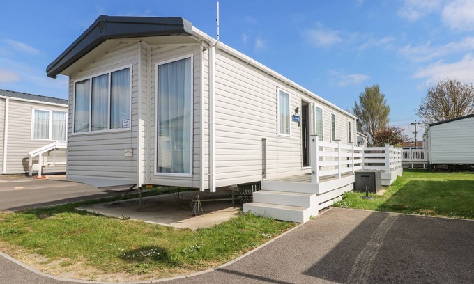 Bognor Regis Cottage | HW42, pet friendly, with pool in Bognor Regis