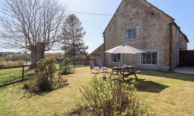 Barwick House | HYDE COTTAGE, romantic, with a garden in Yeovil, Somerset