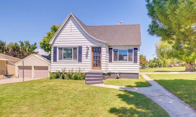 Hyde Park House | Hyde Park Home w/Fire Pit: Near Hiking Trails!