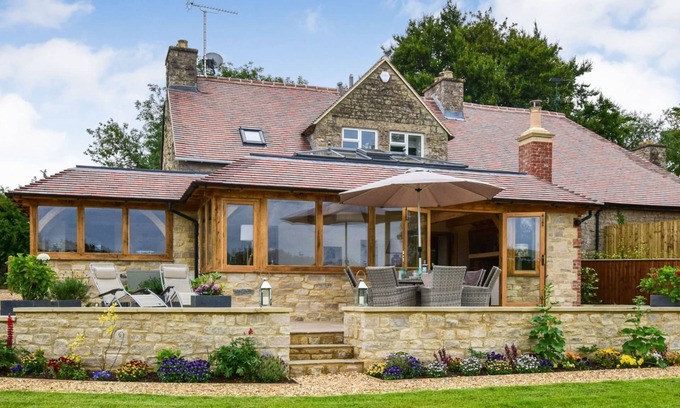 Inchbrook House | Hyde Tyning Cottage - sleeps 6 guests in 3 bedrooms