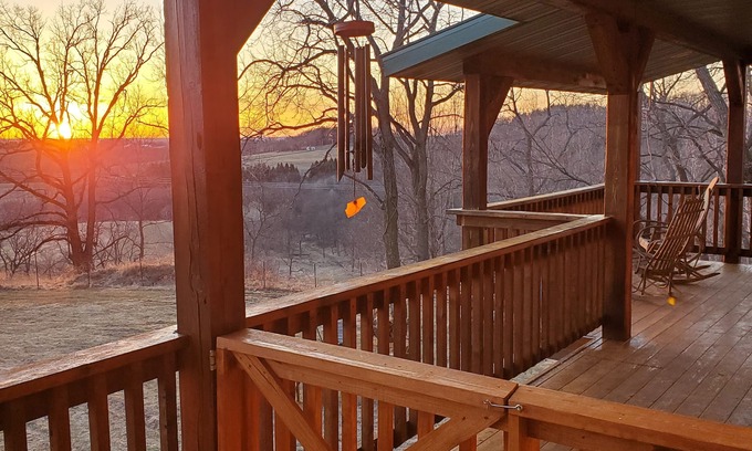 Eastman Cabin | Hydro-Massage Tub! Wrangler Outlaw Suite! Horses!
