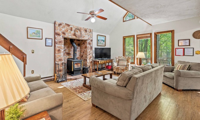 Briar Crest Woods Cabin | Hygge Home by AvantStay | Deck for Outdoor Living, Fire Pit, Game Table