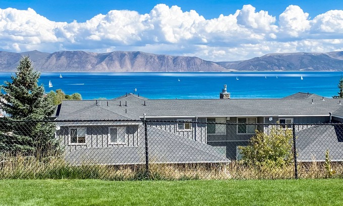 Harbor Village Condo | Hygge Marina Condo: Spectacular Lake Views, Pool, Hot Tub, WiFi, Parking!