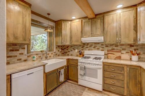 McCall House | Hygge Mountain Retreat - Hot tub - Patio - Fire pit - Wifi - 2 Kitchens - Family Retreat