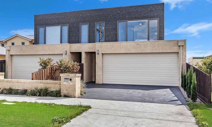 Warrnambool House | Hyland House - Sunsets on the deck