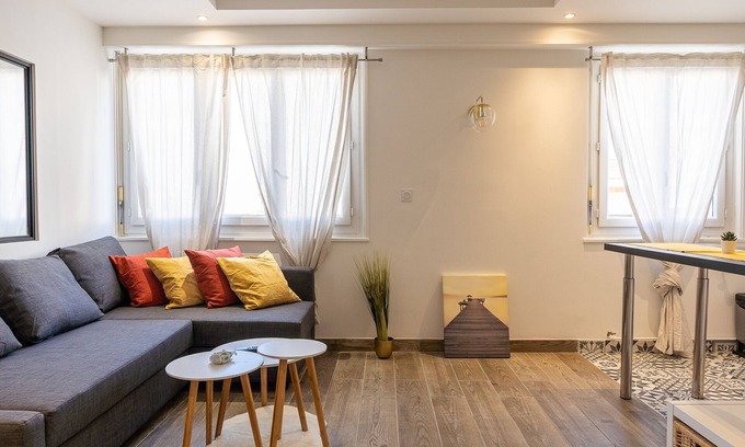 Annemasse Apartment | Hypercentre apartment - 20 mins from Geneva & parking