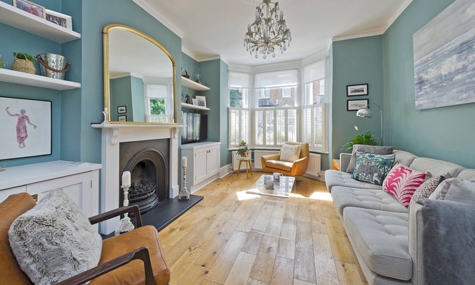 Shaftesbury House | I Came To Boogie - Four Bedroom House, Sleeps 9