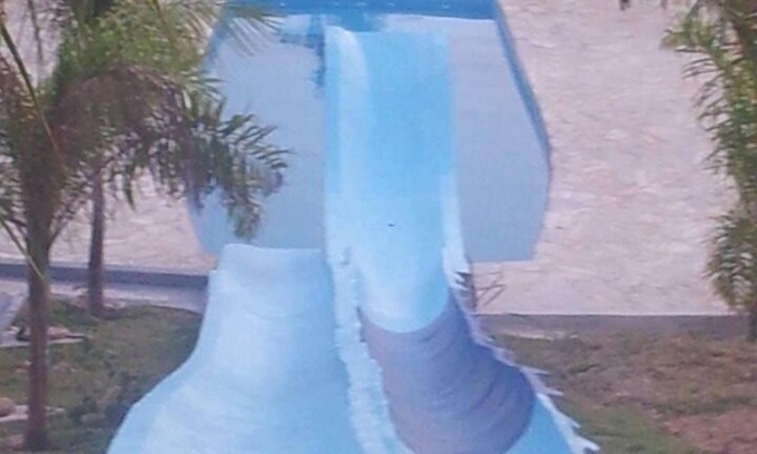 Aluminio Villa | I'm renting a farm with a waterslide, three swimming pools and plenty of space for leisure. Check it out!