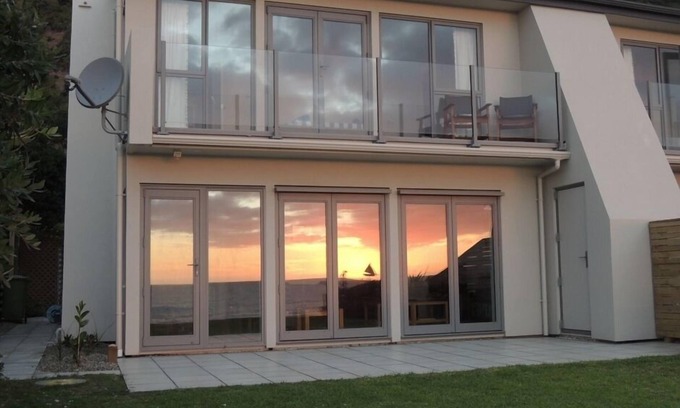 Paekakariki House | I minute from beach. Relax,enjoy wonderful views of sea, sunsets, Kapiti Island.