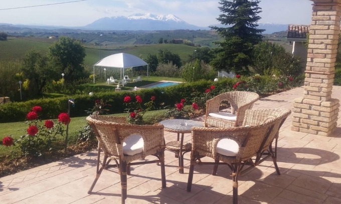 Citta Sant'Angelo Apartment | I Tre Laghi Sant' Agnese - Rustic with pool, aircon
