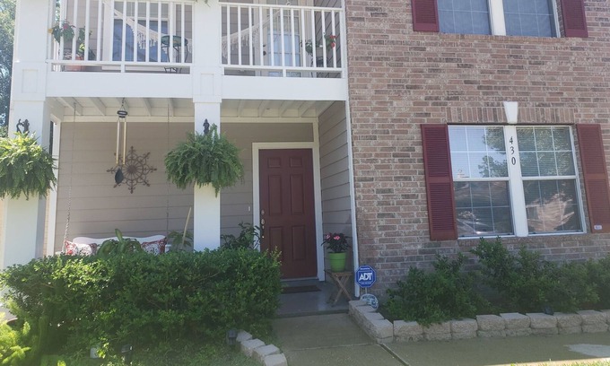 Kingwood House | IAH Airport, Mall, Hospital, restaurants, Gas stations, grocery stores, & park.
