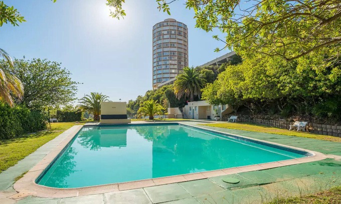 Cape Town City Centre Apartment | Iconic Architecture With Sweeping Mountain Views!