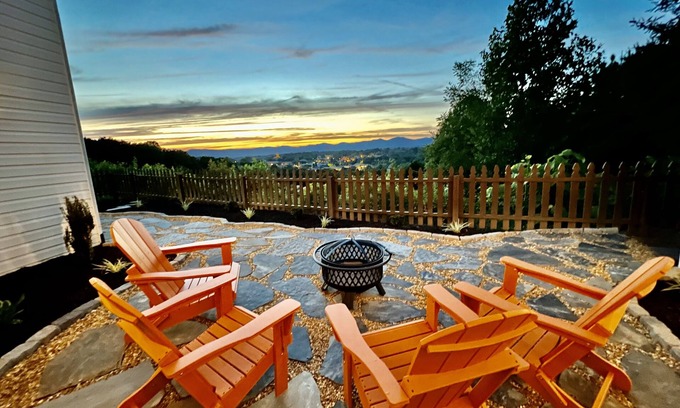 Dahlonega House | Iconic Dahlonega View! In Town! WINE GOLD HIKING