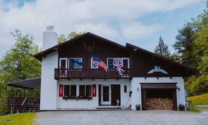Londonderry House | Iconic Hilltop Chalet on Magic Mountain- Mountain Views-Family-Friendly Escape