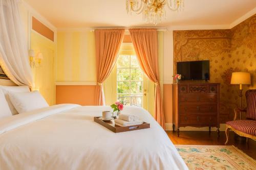 West Hollywood House | Iconic Hollywood Homestay Near Walk Of Fame