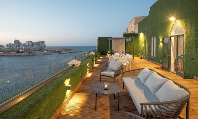 Valletta House | Iconic Terrace w/stunning sea view, 3 bedrooms , 3 bathrooms, entire apartment.