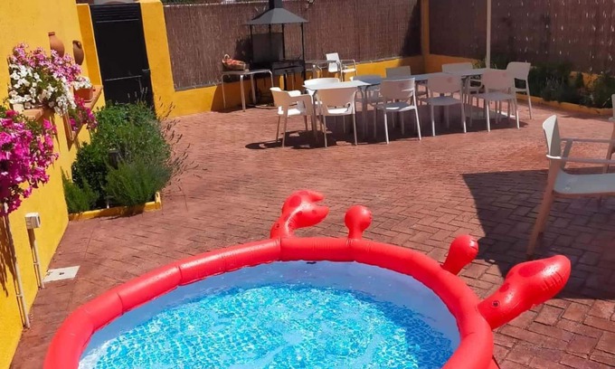 San Martin de Valdeiglesias House | Ideal for family and friends near the reservoir of San Juan, barbecue, terrace, etc.