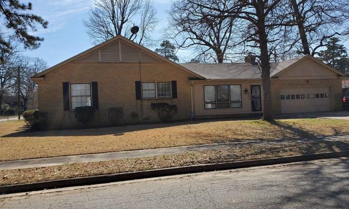 Pine Bluff House | Ida's Oasis near JRMC Hospital , Pine Bluff Country Club & Restaurants .