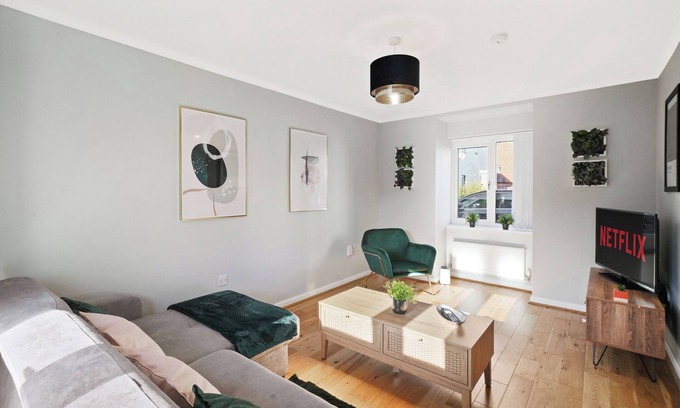 Wolverhampton House | Ideal 3 bed House in Wolverhampton - Parking
