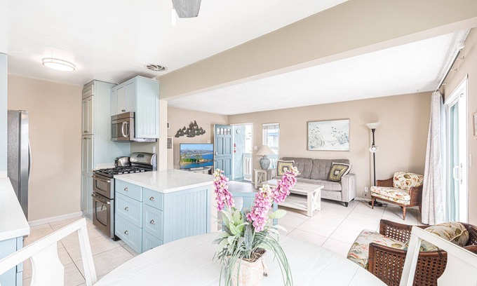 West Newport Condo | Ideal Beach House for Family Trips to the Coast! | Steps to Sand | Updated Kitchen | Sunny Balcony