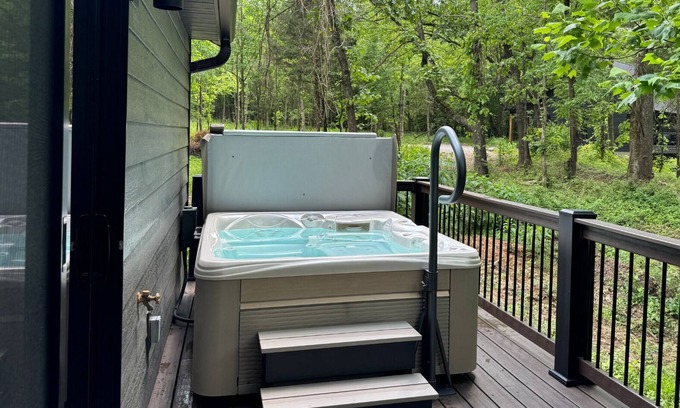 Carbondale Cabin | Ideal Couple's Wooded Retreat near Giant City Park