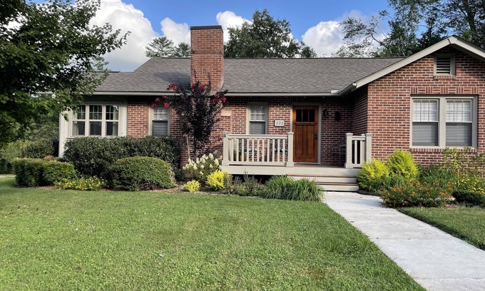 Brevard House | Ideal Downtown Location! Beautiful newly renovated vacation bungalow