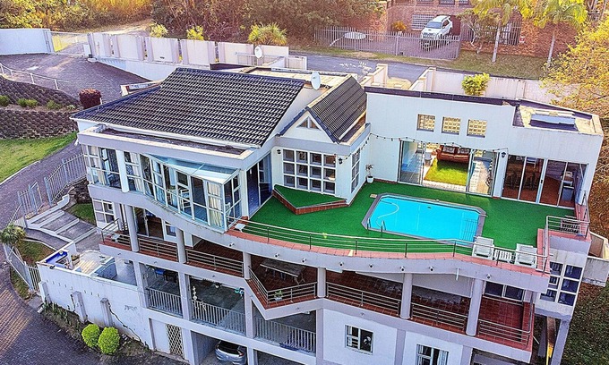 Ramsgate South House | IDEAL Family Holiday Home/8-bedroom house in Ramsgate with calming sea views