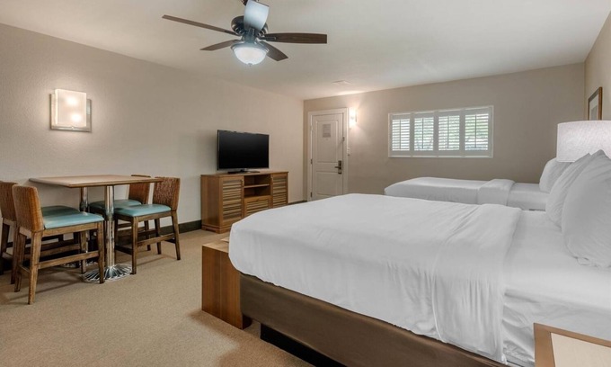 Jekyll Island Hotel | Ideal Family Suite Minutes from Jekyll Island Fun | Onsite Pool, Free Parking!