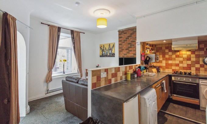 Cleckheaton House | Ideal for a longer stay or contractor, sleeps 1-4