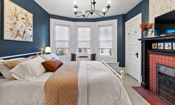 Crafton Apartment | Ideal For Big Groups! Sleeps 17