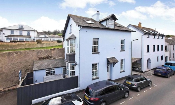 Shaldon House | Ideal for families and pet owners, parking space and 5 minutes walk to the beach
