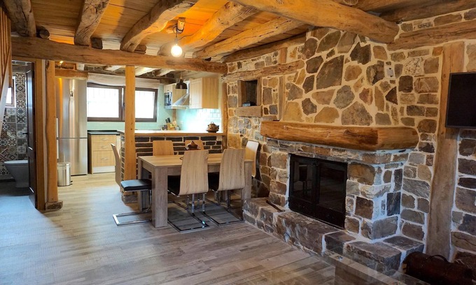 Tamajon Cottage | Ideal for families and friends surrounded by mountainous and rugged landscapes