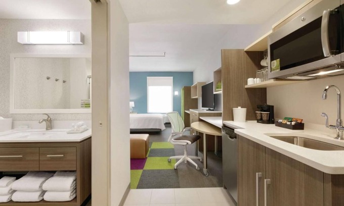 Williamsville Hotel | Ideal Location! 3 Classy Units, Onsite Pool, Free Breakfast, Pets Allowed!
